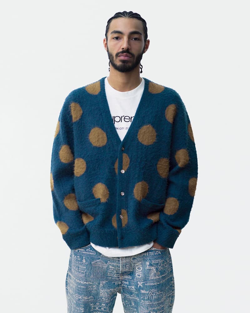 Supreme 2020年春夏コレクション ルックブック 今季も〈Supreme〉ならではのカラフルな色使い/グラフィック使いが映えるアイテムが多数ラインアップするが、トレンド感のあるバンダナ柄のチェスターコートやテーラリングのセットアップが2020年春夏シーズンを象徴する。また、今シーズンは、Rammellzee(ラメルジー)のペインティングを大々的にフィーチャーし、GORE-TEXを用いたアノラック、パンツ、キャップが登場。その他にも、MLBとチームアップし、ニューヨーク・ヤンキースを筆頭に各チームのワッペンを無数に貼り付けた〈New Era®(ニューエラ)〉製のバーシティジャケット、Pamela Hanson(パメラ・ハンソン)の撮影したアイコニックなNaomi Campbell(ナオミ・キャンベル)のポートレート写真を大胆に用いたクルーネック、〈Supreme〉の2001年カレンダーにも使用されたJamil GS(ジャミル・GS)撮影による1枚を大胆にプリントしたアイテム、お馴染み〈VANSON(バンソン)〉とのコラボジャケット2型などなど、数多くのプロダクトが目を引く。
