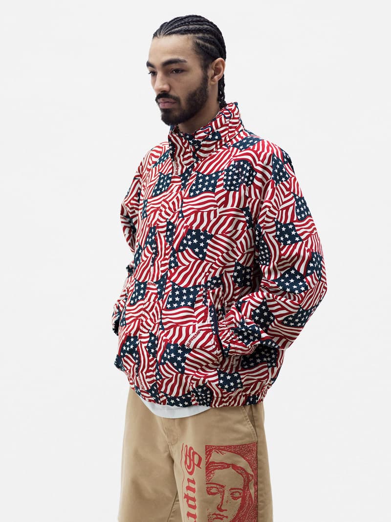 Supreme 2020年春夏コレクション ルックブック 今季も〈Supreme〉ならではのカラフルな色使い/グラフィック使いが映えるアイテムが多数ラインアップするが、トレンド感のあるバンダナ柄のチェスターコートやテーラリングのセットアップが2020年春夏シーズンを象徴する。また、今シーズンは、Rammellzee(ラメルジー)のペインティングを大々的にフィーチャーし、GORE-TEXを用いたアノラック、パンツ、キャップが登場。その他にも、MLBとチームアップし、ニューヨーク・ヤンキースを筆頭に各チームのワッペンを無数に貼り付けた〈New Era®(ニューエラ)〉製のバーシティジャケット、Pamela Hanson(パメラ・ハンソン)の撮影したアイコニックなNaomi Campbell(ナオミ・キャンベル)のポートレート写真を大胆に用いたクルーネック、〈Supreme〉の2001年カレンダーにも使用されたJamil GS(ジャミル・GS)撮影による1枚を大胆にプリントしたアイテム、お馴染み〈VANSON(バンソン)〉とのコラボジャケット2型などなど、数多くのプロダクトが目を引く。