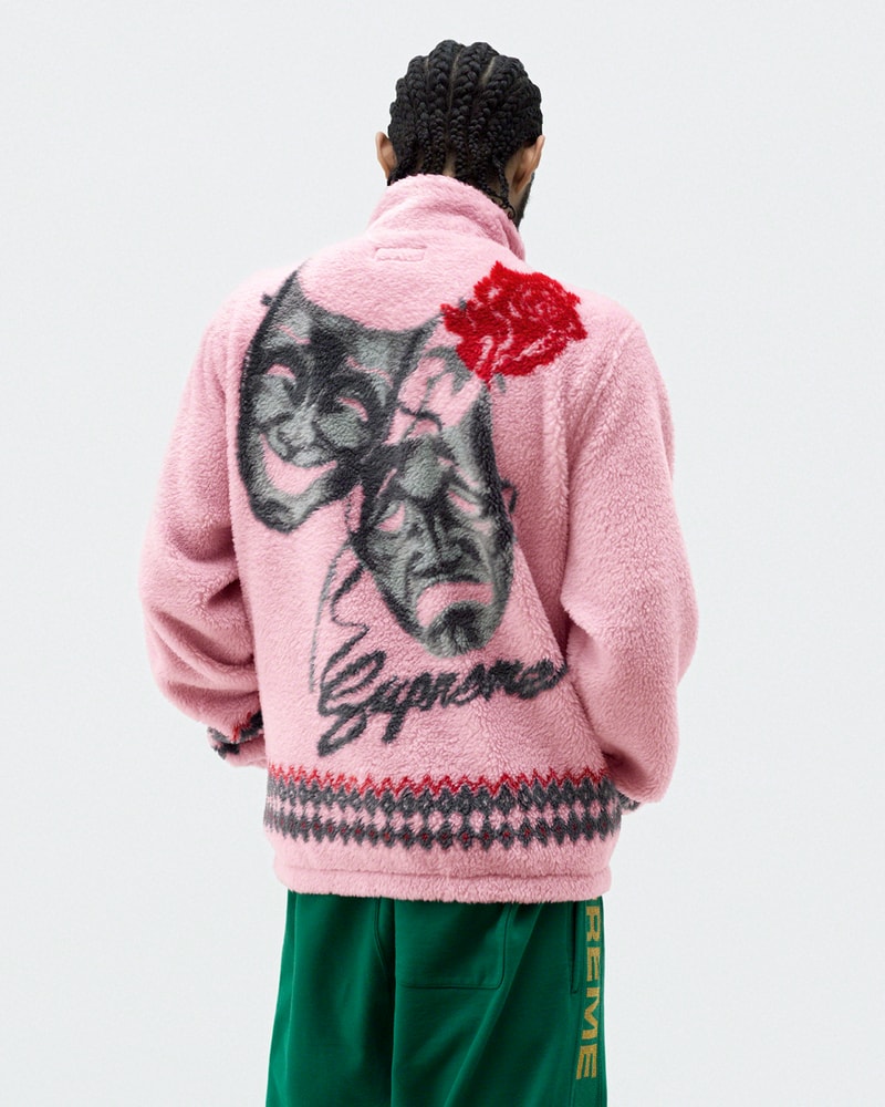 Supreme 2020年春夏コレクション ルックブック 今季も〈Supreme〉ならではのカラフルな色使い/グラフィック使いが映えるアイテムが多数ラインアップするが、トレンド感のあるバンダナ柄のチェスターコートやテーラリングのセットアップが2020年春夏シーズンを象徴する。また、今シーズンは、Rammellzee（ラメルジー）のペインティングを大々的にフィーチャーし、GORE-TEXを用いたアノラック、パンツ、キャップが登場。その他にも、MLBとチームアップし、ニューヨーク・ヤンキースを筆頭に各チームのワッペンを無数に貼り付けた〈New Era®（ニューエラ）〉製のバーシティジャケット、Pamela Hanson（パメラ・ハンソン）の撮影したアイコニックなNaomi Campbell（ナオミ・キャンベル）のポートレート写真を大胆に用いたクルーネック、〈Supreme〉の2001年カレンダーにも使用されたJamil GS（ジャミル・GS）撮影による1枚を大胆にプリントしたアイテム、お馴染み〈VANSON（バンソン）〉とのコラボジャケット2型などなど、数多くのプロダクトが目を引く。