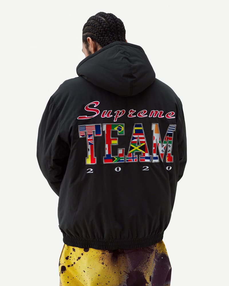 Supreme 2020年春夏コレクション ルックブック 今季も〈Supreme〉ならではのカラフルな色使い/グラフィック使いが映えるアイテムが多数ラインアップするが、トレンド感のあるバンダナ柄のチェスターコートやテーラリングのセットアップが2020年春夏シーズンを象徴する。また、今シーズンは、Rammellzee（ラメルジー）のペインティングを大々的にフィーチャーし、GORE-TEXを用いたアノラック、パンツ、キャップが登場。その他にも、MLBとチームアップし、ニューヨーク・ヤンキースを筆頭に各チームのワッペンを無数に貼り付けた〈New Era®（ニューエラ）〉製のバーシティジャケット、Pamela Hanson（パメラ・ハンソン）の撮影したアイコニックなNaomi Campbell（ナオミ・キャンベル）のポートレート写真を大胆に用いたクルーネック、〈Supreme〉の2001年カレンダーにも使用されたJamil GS（ジャミル・GS）撮影による1枚を大胆にプリントしたアイテム、お馴染み〈VANSON（バンソン）〉とのコラボジャケット2型などなど、数多くのプロダクトが目を引く。