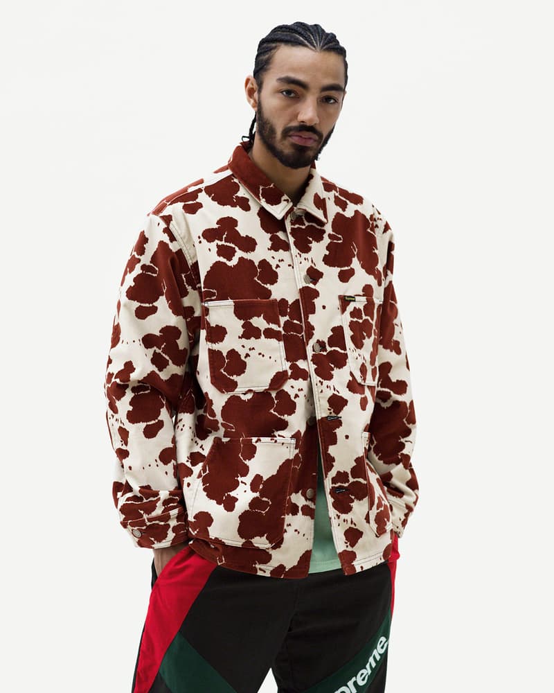 Supreme 2020年春夏コレクション ルックブック 今季も〈Supreme〉ならではのカラフルな色使い/グラフィック使いが映えるアイテムが多数ラインアップするが、トレンド感のあるバンダナ柄のチェスターコートやテーラリングのセットアップが2020年春夏シーズンを象徴する。また、今シーズンは、Rammellzee(ラメルジー)のペインティングを大々的にフィーチャーし、GORE-TEXを用いたアノラック、パンツ、キャップが登場。その他にも、MLBとチームアップし、ニューヨーク・ヤンキースを筆頭に各チームのワッペンを無数に貼り付けた〈New Era®(ニューエラ)〉製のバーシティジャケット、Pamela Hanson(パメラ・ハンソン)の撮影したアイコニックなNaomi Campbell(ナオミ・キャンベル)のポートレート写真を大胆に用いたクルーネック、〈Supreme〉の2001年カレンダーにも使用されたJamil GS(ジャミル・GS)撮影による1枚を大胆にプリントしたアイテム、お馴染み〈VANSON(バンソン)〉とのコラボジャケット2型などなど、数多くのプロダクトが目を引く。