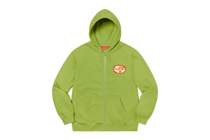 シュプリーム Supreme 2020年春夏コレクション スウェット 他カテゴリーと同様に、Rammellzee(ラメルジー)、Daniel Johnston(ダニエル・ジョンストン)、Keegan Dakkar(キーガン・ダッカー)といったアーティストの作品、〈Supreme〉の2001年カレンダーに使用されたJamil GS(ジャミル・GS)撮影による写真、アイコニックなNaomi Campbell(ナオミ・キャンベル)のポートレート写真にMark Gonzales(マーク・ゴンザレス)のドローイングをあしらったクルーネックといったコラボピースがラインアップ。そして、注目の今季のボックスロゴアイテムは、同系色の特殊な加工が施されたクルーネックがスタンバイする。