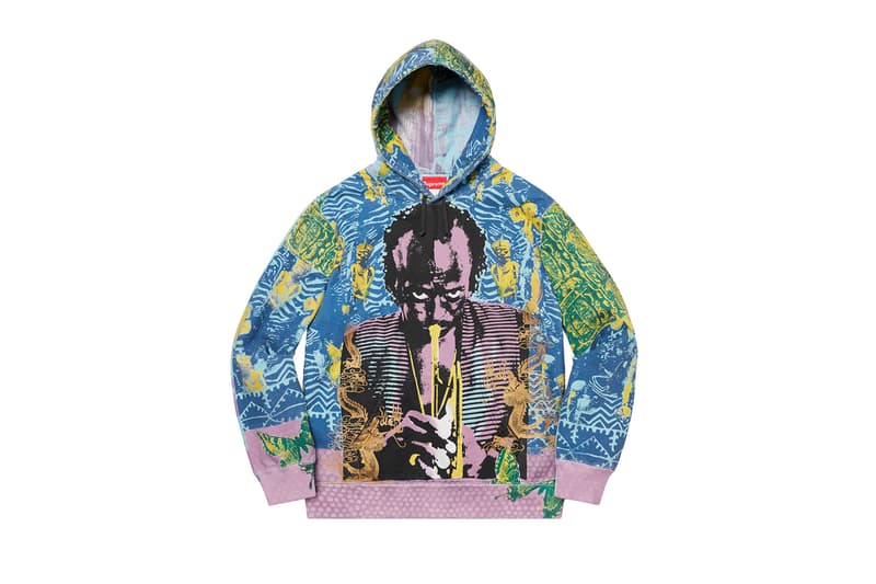 シュプリーム Supreme 2020年春夏コレクション スウェット 他カテゴリーと同様に、Rammellzee(ラメルジー)、Daniel Johnston(ダニエル・ジョンストン)、Keegan Dakkar(キーガン・ダッカー)といったアーティストの作品、〈Supreme〉の2001年カレンダーに使用されたJamil GS(ジャミル・GS)撮影による写真、アイコニックなNaomi Campbell(ナオミ・キャンベル)のポートレート写真にMark Gonzales(マーク・ゴンザレス)のドローイングをあしらったクルーネックといったコラボピースがラインアップ。そして、注目の今季のボックスロゴアイテムは、同系色の特殊な加工が施されたクルーネックがスタンバイする。