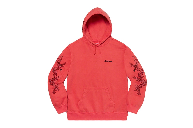 シュプリーム Supreme 2020年春夏コレクション スウェット 他カテゴリーと同様に、Rammellzee（ラメルジー）、Daniel Johnston（ダニエル・ジョンストン）、Keegan Dakkar（キーガン・ダッカー）といったアーティストの作品、〈Supreme〉の2001年カレンダーに使用されたJamil GS（ジャミル・GS）撮影による写真、アイコニックなNaomi Campbell（ナオミ・キャンベル）のポートレート写真にMark Gonzales（マーク・ゴンザレス）のドローイングをあしらったクルーネックといったコラボピースがラインアップ。そして、注目の今季のボックスロゴアイテムは、同系色の特殊な加工が施されたクルーネックがスタンバイする。