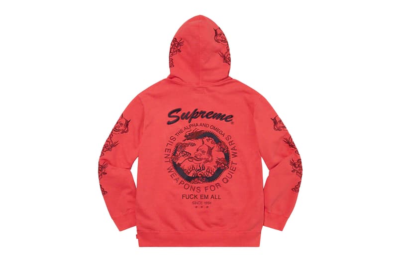 シュプリーム Supreme 2020年春夏コレクション スウェット 他カテゴリーと同様に、Rammellzee(ラメルジー)、Daniel Johnston(ダニエル・ジョンストン)、Keegan Dakkar(キーガン・ダッカー)といったアーティストの作品、〈Supreme〉の2001年カレンダーに使用されたJamil GS(ジャミル・GS)撮影による写真、アイコニックなNaomi Campbell(ナオミ・キャンベル)のポートレート写真にMark Gonzales(マーク・ゴンザレス)のドローイングをあしらったクルーネックといったコラボピースがラインアップ。そして、注目の今季のボックスロゴアイテムは、同系色の特殊な加工が施されたクルーネックがスタンバイする。