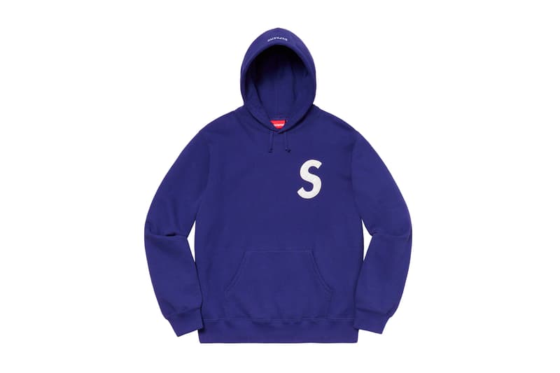 シュプリーム Supreme 2020年春夏コレクション スウェット 他カテゴリーと同様に、Rammellzee(ラメルジー)、Daniel Johnston(ダニエル・ジョンストン)、Keegan Dakkar(キーガン・ダッカー)といったアーティストの作品、〈Supreme〉の2001年カレンダーに使用されたJamil GS(ジャミル・GS)撮影による写真、アイコニックなNaomi Campbell(ナオミ・キャンベル)のポートレート写真にMark Gonzales(マーク・ゴンザレス)のドローイングをあしらったクルーネックといったコラボピースがラインアップ。そして、注目の今季のボックスロゴアイテムは、同系色の特殊な加工が施されたクルーネックがスタンバイする。