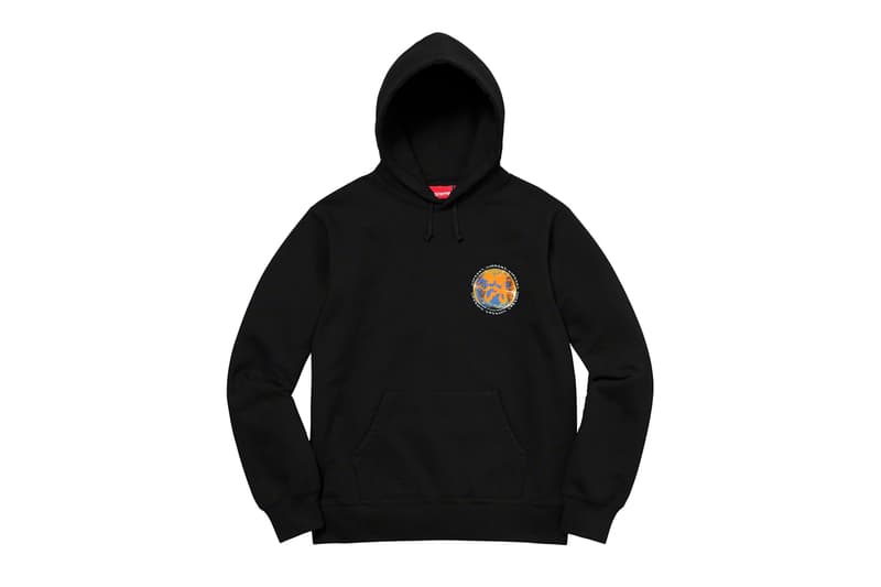 シュプリーム Supreme 2020年春夏コレクション スウェット 他カテゴリーと同様に、Rammellzee(ラメルジー)、Daniel Johnston(ダニエル・ジョンストン)、Keegan Dakkar(キーガン・ダッカー)といったアーティストの作品、〈Supreme〉の2001年カレンダーに使用されたJamil GS(ジャミル・GS)撮影による写真、アイコニックなNaomi Campbell(ナオミ・キャンベル)のポートレート写真にMark Gonzales(マーク・ゴンザレス)のドローイングをあしらったクルーネックといったコラボピースがラインアップ。そして、注目の今季のボックスロゴアイテムは、同系色の特殊な加工が施されたクルーネックがスタンバイする。