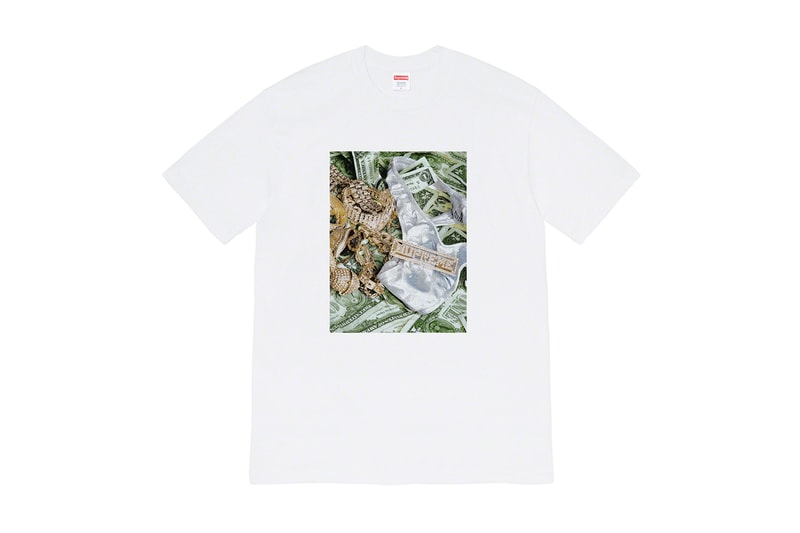 シュプリーム Supreme 2020年春夏コレクション Tシャツ 今回のコレクションの中でも最も注目すべきは、2Pac（トゥパック）のホログラムをフィーチャーした1枚であろう。既にティーザーがアップされており、期待が煽られていたが、ボックスロゴのボクサーブリーフを着用する2Pacの姿がプリントされている。また、女性写真家のPamela Hanson（パメラ・ハンソン）撮影による、1990年代を代表するスーパーモデル Naomi Campbell（ナオミ・キャンベル）のクラシックなポートレート写真と、レジェンドスケーター Mark Gonzales（マーク・ゴンザレス）のイラストを組み合わせたTシャツは、〈Supreme〉でしか実現しえない、スペシャルなプロダクトだ。その他、目を引くタイダイTシャツや、様々なフォントの単語がコラージュされたロングスリーブTシャツなど、同ブランドらしいセンス溢れるプリントが施されたアイテムが展開される。