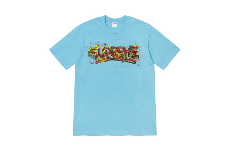 シュプリーム Supreme 2020年春夏コレクション Tシャツ 今回のコレクションの中でも最も注目すべきは、2Pac（トゥパック）のホログラムをフィーチャーした1枚であろう。既にティーザーがアップされており、期待が煽られていたが、ボックスロゴのボクサーブリーフを着用する2Pacの姿がプリントされている。また、女性写真家のPamela Hanson（パメラ・ハンソン）撮影による、1990年代を代表するスーパーモデル Naomi Campbell（ナオミ・キャンベル）のクラシックなポートレート写真と、レジェンドスケーター Mark Gonzales（マーク・ゴンザレス）のイラストを組み合わせたTシャツは、〈Supreme〉でしか実現しえない、スペシャルなプロダクトだ。その他、目を引くタイダイTシャツや、様々なフォントの単語がコラージュされたロングスリーブTシャツなど、同ブランドらしいセンス溢れるプリントが施されたアイテムが展開される。