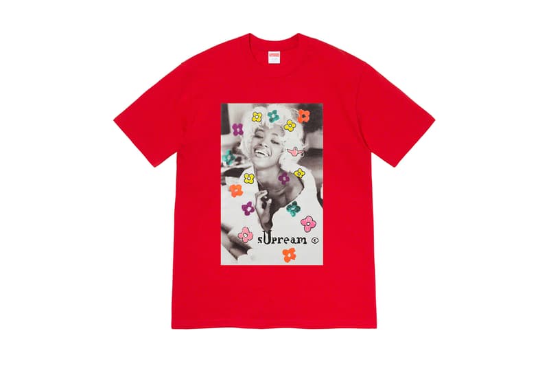 シュプリーム Supreme 2020年春夏コレクション Tシャツ 今回のコレクションの中でも最も注目すべきは、2Pac（トゥパック）のホログラムをフィーチャーした1枚であろう。既にティーザーがアップされており、期待が煽られていたが、ボックスロゴのボクサーブリーフを着用する2Pacの姿がプリントされている。また、女性写真家のPamela Hanson（パメラ・ハンソン）撮影による、1990年代を代表するスーパーモデル Naomi Campbell（ナオミ・キャンベル）のクラシックなポートレート写真と、レジェンドスケーター Mark Gonzales（マーク・ゴンザレス）のイラストを組み合わせたTシャツは、〈Supreme〉でしか実現しえない、スペシャルなプロダクトだ。その他、目を引くタイダイTシャツや、様々なフォントの単語がコラージュされたロングスリーブTシャツなど、同ブランドらしいセンス溢れるプリントが施されたアイテムが展開される。