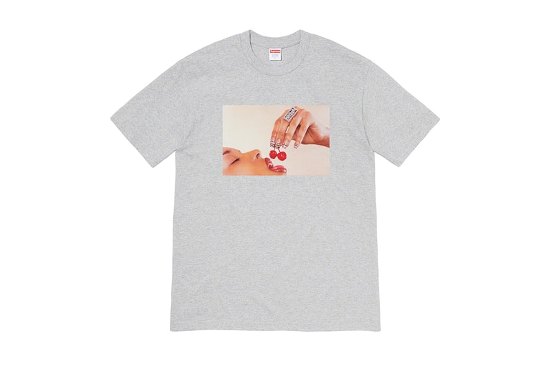 シュプリーム Supreme 2020年春夏コレクション Tシャツ 今回のコレクションの中でも最も注目すべきは、2Pac（トゥパック）のホログラムをフィーチャーした1枚であろう。既にティーザーがアップされており、期待が煽られていたが、ボックスロゴのボクサーブリーフを着用する2Pacの姿がプリントされている。また、女性写真家のPamela Hanson（パメラ・ハンソン）撮影による、1990年代を代表するスーパーモデル Naomi Campbell（ナオミ・キャンベル）のクラシックなポートレート写真と、レジェンドスケーター Mark Gonzales（マーク・ゴンザレス）のイラストを組み合わせたTシャツは、〈Supreme〉でしか実現しえない、スペシャルなプロダクトだ。その他、目を引くタイダイTシャツや、様々なフォントの単語がコラージュされたロングスリーブTシャツなど、同ブランドらしいセンス溢れるプリントが施されたアイテムが展開される。