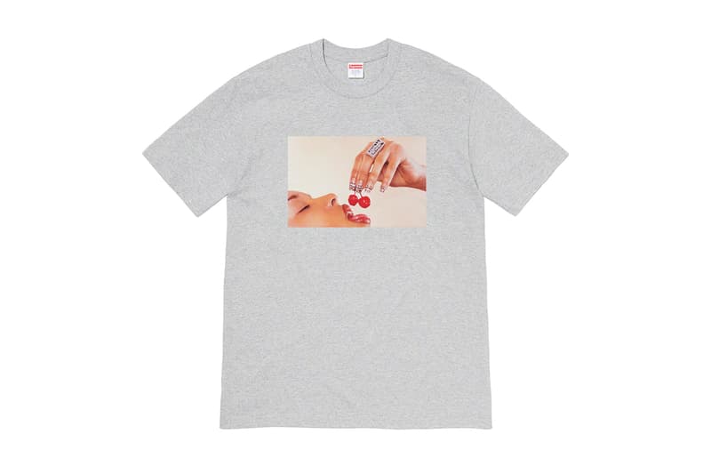 シュプリーム Supreme 2020年春夏コレクション Tシャツ 今回のコレクションの中でも最も注目すべきは、2Pac(トゥパック)のホログラムをフィーチャーした1枚であろう。既にティーザーがアップされており、期待が煽られていたが、ボックスロゴのボクサーブリーフを着用する2Pacの姿がプリントされている。また、女性写真家のPamela Hanson(パメラ・ハンソン)撮影による、1990年代を代表するスーパーモデル Naomi Campbell(ナオミ・キャンベル)のクラシックなポートレート写真と、レジェンドスケーター Mark Gonzales(マーク・ゴンザレス)のイラストを組み合わせたTシャツは、〈Supreme〉でしか実現しえない、スペシャルなプロダクトだ。その他、目を引くタイダイTシャツや、様々なフォントの単語がコラージュされたロングスリーブTシャツなど、同ブランドらしいセンス溢れるプリントが施されたアイテムが展開される。