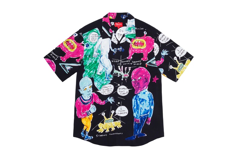 シュプリーム Supreme 2020年春夏コレクション トップス 2019年9月に亡くなったアメリカ人アーティスト Daniel Johnston（ダニエル・ジョンストン）のイラストが全面にプリントされた半袖シャツは、トップスの中では今季を象徴するアイテムといえる。グランジムーブメントにも多大な影響を与えた彼にオマージュを捧げたプロダクトはファンならずとも手に入れておきたいところ。Che Guevara（チェ・ゲバラ）のイラストが全面に配されたシャツや、ブルーのカラーが印象的なキューバシャツなど、キューバに関連したアイテムも登場。タトゥーアーティスト、Keegan Dakkar（キーガン・ダッカー）の作品がプリントされたバスケットボール・ジャージーもユニークな仕上がり。その他にもカラフルな切り替えが施されたラガーシャツや、ニューヨークの街並みが編み込まれたニットなど、〈Supreme〉らしい独自の解釈が施されたアイテムが揃う。