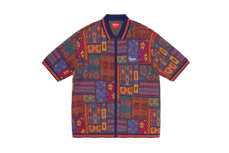 シュプリーム Supreme 2020年春夏コレクション トップス 2019年9月に亡くなったアメリカ人アーティスト Daniel Johnston（ダニエル・ジョンストン）のイラストが全面にプリントされた半袖シャツは、トップスの中では今季を象徴するアイテムといえる。グランジムーブメントにも多大な影響を与えた彼にオマージュを捧げたプロダクトはファンならずとも手に入れておきたいところ。Che Guevara（チェ・ゲバラ）のイラストが全面に配されたシャツや、ブルーのカラーが印象的なキューバシャツなど、キューバに関連したアイテムも登場。タトゥーアーティスト、Keegan Dakkar（キーガン・ダッカー）の作品がプリントされたバスケットボール・ジャージーもユニークな仕上がり。その他にもカラフルな切り替えが施されたラガーシャツや、ニューヨークの街並みが編み込まれたニットなど、〈Supreme〉らしい独自の解釈が施されたアイテムが揃う。
