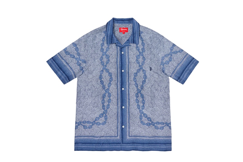 シュプリーム Supreme 2020年春夏コレクション トップス 2019年9月に亡くなったアメリカ人アーティスト Daniel Johnston（ダニエル・ジョンストン）のイラストが全面にプリントされた半袖シャツは、トップスの中では今季を象徴するアイテムといえる。グランジムーブメントにも多大な影響を与えた彼にオマージュを捧げたプロダクトはファンならずとも手に入れておきたいところ。Che Guevara（チェ・ゲバラ）のイラストが全面に配されたシャツや、ブルーのカラーが印象的なキューバシャツなど、キューバに関連したアイテムも登場。タトゥーアーティスト、Keegan Dakkar（キーガン・ダッカー）の作品がプリントされたバスケットボール・ジャージーもユニークな仕上がり。その他にもカラフルな切り替えが施されたラガーシャツや、ニューヨークの街並みが編み込まれたニットなど、〈Supreme〉らしい独自の解釈が施されたアイテムが揃う。