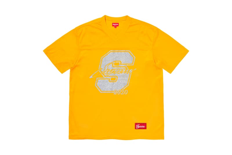 シュプリーム Supreme 2020年春夏コレクション トップス 2019年9月に亡くなったアメリカ人アーティスト Daniel Johnston(ダニエル・ジョンストン)のイラストが全面にプリントされた半袖シャツは、トップスの中では今季を象徴するアイテムといえる。グランジムーブメントにも多大な影響を与えた彼にオマージュを捧げたプロダクトはファンならずとも手に入れておきたいところ。Che Guevara(チェ・ゲバラ)のイラストが全面に配されたシャツや、ブルーのカラーが印象的なキューバシャツなど、キューバに関連したアイテムも登場。タトゥーアーティスト、Keegan Dakkar(キーガン・ダッカー)の作品がプリントされたバスケットボール・ジャージーもユニークな仕上がり。その他にもカラフルな切り替えが施されたラガーシャツや、ニューヨークの街並みが編み込まれたニットなど、〈Supreme〉らしい独自の解釈が施されたアイテムが揃う。