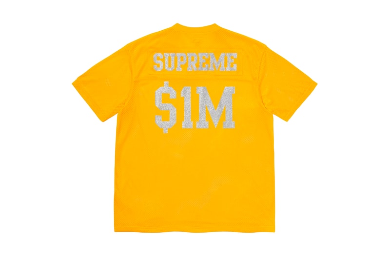 シュプリーム Supreme 2020年春夏コレクション トップス 2019年9月に亡くなったアメリカ人アーティスト Daniel Johnston（ダニエル・ジョンストン）のイラストが全面にプリントされた半袖シャツは、トップスの中では今季を象徴するアイテムといえる。グランジムーブメントにも多大な影響を与えた彼にオマージュを捧げたプロダクトはファンならずとも手に入れておきたいところ。Che Guevara（チェ・ゲバラ）のイラストが全面に配されたシャツや、ブルーのカラーが印象的なキューバシャツなど、キューバに関連したアイテムも登場。タトゥーアーティスト、Keegan Dakkar（キーガン・ダッカー）の作品がプリントされたバスケットボール・ジャージーもユニークな仕上がり。その他にもカラフルな切り替えが施されたラガーシャツや、ニューヨークの街並みが編み込まれたニットなど、〈Supreme〉らしい独自の解釈が施されたアイテムが揃う。