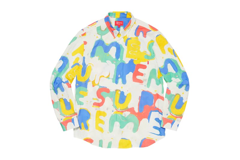 シュプリーム Supreme 2020年春夏コレクション トップス 2019年9月に亡くなったアメリカ人アーティスト Daniel Johnston（ダニエル・ジョンストン）のイラストが全面にプリントされた半袖シャツは、トップスの中では今季を象徴するアイテムといえる。グランジムーブメントにも多大な影響を与えた彼にオマージュを捧げたプロダクトはファンならずとも手に入れておきたいところ。Che Guevara（チェ・ゲバラ）のイラストが全面に配されたシャツや、ブルーのカラーが印象的なキューバシャツなど、キューバに関連したアイテムも登場。タトゥーアーティスト、Keegan Dakkar（キーガン・ダッカー）の作品がプリントされたバスケットボール・ジャージーもユニークな仕上がり。その他にもカラフルな切り替えが施されたラガーシャツや、ニューヨークの街並みが編み込まれたニットなど、〈Supreme〉らしい独自の解釈が施されたアイテムが揃う。