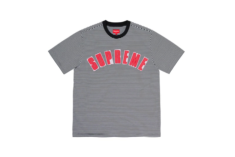 シュプリーム Supreme 2020年春夏コレクション トップス 2019年9月に亡くなったアメリカ人アーティスト Daniel Johnston（ダニエル・ジョンストン）のイラストが全面にプリントされた半袖シャツは、トップスの中では今季を象徴するアイテムといえる。グランジムーブメントにも多大な影響を与えた彼にオマージュを捧げたプロダクトはファンならずとも手に入れておきたいところ。Che Guevara（チェ・ゲバラ）のイラストが全面に配されたシャツや、ブルーのカラーが印象的なキューバシャツなど、キューバに関連したアイテムも登場。タトゥーアーティスト、Keegan Dakkar（キーガン・ダッカー）の作品がプリントされたバスケットボール・ジャージーもユニークな仕上がり。その他にもカラフルな切り替えが施されたラガーシャツや、ニューヨークの街並みが編み込まれたニットなど、〈Supreme〉らしい独自の解釈が施されたアイテムが揃う。
