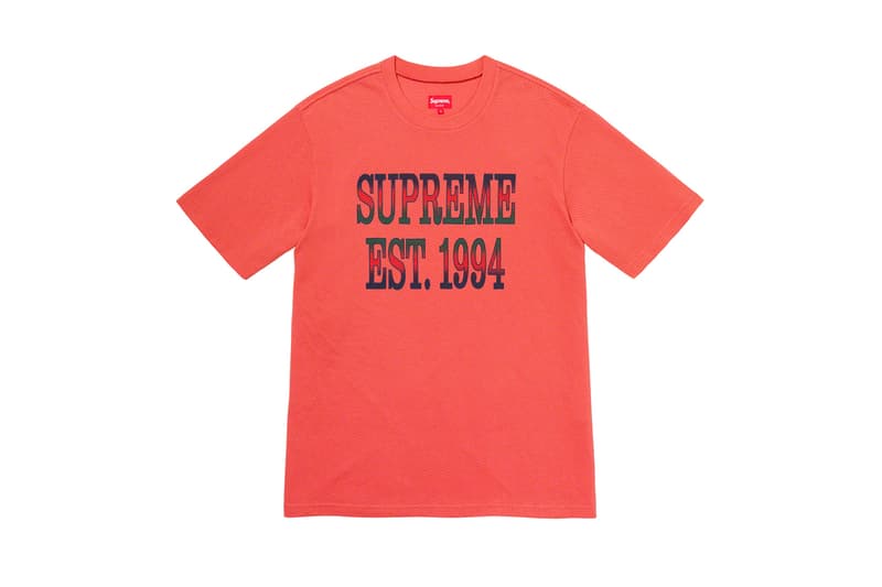 シュプリーム Supreme 2020年春夏コレクション トップス 2019年9月に亡くなったアメリカ人アーティスト Daniel Johnston（ダニエル・ジョンストン）のイラストが全面にプリントされた半袖シャツは、トップスの中では今季を象徴するアイテムといえる。グランジムーブメントにも多大な影響を与えた彼にオマージュを捧げたプロダクトはファンならずとも手に入れておきたいところ。Che Guevara（チェ・ゲバラ）のイラストが全面に配されたシャツや、ブルーのカラーが印象的なキューバシャツなど、キューバに関連したアイテムも登場。タトゥーアーティスト、Keegan Dakkar（キーガン・ダッカー）の作品がプリントされたバスケットボール・ジャージーもユニークな仕上がり。その他にもカラフルな切り替えが施されたラガーシャツや、ニューヨークの街並みが編み込まれたニットなど、〈Supreme〉らしい独自の解釈が施されたアイテムが揃う。