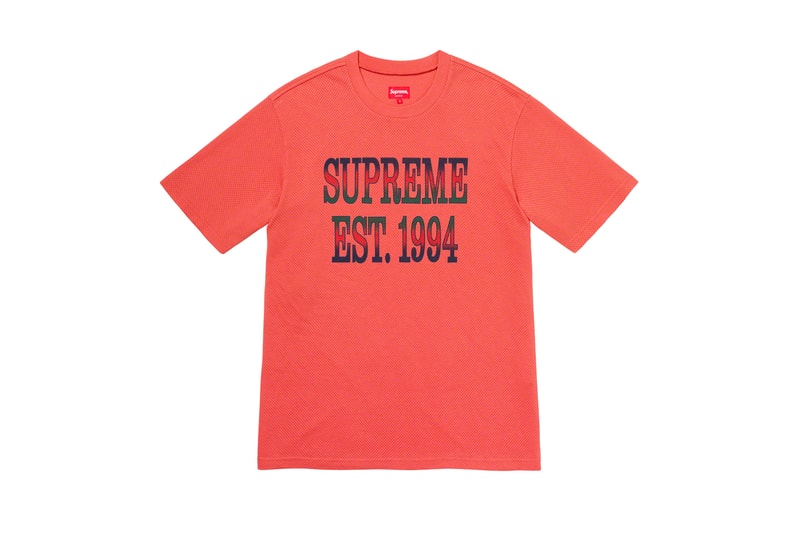 シュプリーム Supreme 2020年春夏コレクション トップス 2019年9月に亡くなったアメリカ人アーティスト Daniel Johnston（ダニエル・ジョンストン）のイラストが全面にプリントされた半袖シャツは、トップスの中では今季を象徴するアイテムといえる。グランジムーブメントにも多大な影響を与えた彼にオマージュを捧げたプロダクトはファンならずとも手に入れておきたいところ。Che Guevara（チェ・ゲバラ）のイラストが全面に配されたシャツや、ブルーのカラーが印象的なキューバシャツなど、キューバに関連したアイテムも登場。タトゥーアーティスト、Keegan Dakkar（キーガン・ダッカー）の作品がプリントされたバスケットボール・ジャージーもユニークな仕上がり。その他にもカラフルな切り替えが施されたラガーシャツや、ニューヨークの街並みが編み込まれたニットなど、〈Supreme〉らしい独自の解釈が施されたアイテムが揃う。