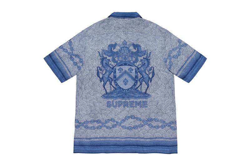 シュプリーム Supreme 2020年春夏コレクション トップス 2019年9月に亡くなったアメリカ人アーティスト Daniel Johnston（ダニエル・ジョンストン）のイラストが全面にプリントされた半袖シャツは、トップスの中では今季を象徴するアイテムといえる。グランジムーブメントにも多大な影響を与えた彼にオマージュを捧げたプロダクトはファンならずとも手に入れておきたいところ。Che Guevara（チェ・ゲバラ）のイラストが全面に配されたシャツや、ブルーのカラーが印象的なキューバシャツなど、キューバに関連したアイテムも登場。タトゥーアーティスト、Keegan Dakkar（キーガン・ダッカー）の作品がプリントされたバスケットボール・ジャージーもユニークな仕上がり。その他にもカラフルな切り替えが施されたラガーシャツや、ニューヨークの街並みが編み込まれたニットなど、〈Supreme〉らしい独自の解釈が施されたアイテムが揃う。