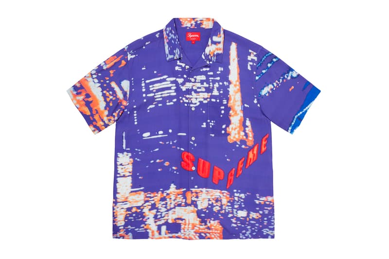 シュプリーム Supreme 2020年春夏コレクション トップス 2019年9月に亡くなったアメリカ人アーティスト Daniel Johnston(ダニエル・ジョンストン)のイラストが全面にプリントされた半袖シャツは、トップスの中では今季を象徴するアイテムといえる。グランジムーブメントにも多大な影響を与えた彼にオマージュを捧げたプロダクトはファンならずとも手に入れておきたいところ。Che Guevara(チェ・ゲバラ)のイラストが全面に配されたシャツや、ブルーのカラーが印象的なキューバシャツなど、キューバに関連したアイテムも登場。タトゥーアーティスト、Keegan Dakkar(キーガン・ダッカー)の作品がプリントされたバスケットボール・ジャージーもユニークな仕上がり。その他にもカラフルな切り替えが施されたラガーシャツや、ニューヨークの街並みが編み込まれたニットなど、〈Supreme〉らしい独自の解釈が施されたアイテムが揃う。