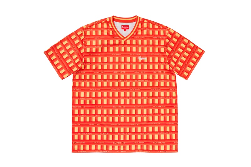 シュプリーム Supreme 2020年春夏コレクション トップス 2019年9月に亡くなったアメリカ人アーティスト Daniel Johnston（ダニエル・ジョンストン）のイラストが全面にプリントされた半袖シャツは、トップスの中では今季を象徴するアイテムといえる。グランジムーブメントにも多大な影響を与えた彼にオマージュを捧げたプロダクトはファンならずとも手に入れておきたいところ。Che Guevara（チェ・ゲバラ）のイラストが全面に配されたシャツや、ブルーのカラーが印象的なキューバシャツなど、キューバに関連したアイテムも登場。タトゥーアーティスト、Keegan Dakkar（キーガン・ダッカー）の作品がプリントされたバスケットボール・ジャージーもユニークな仕上がり。その他にもカラフルな切り替えが施されたラガーシャツや、ニューヨークの街並みが編み込まれたニットなど、〈Supreme〉らしい独自の解釈が施されたアイテムが揃う。