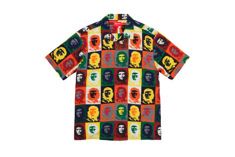 シュプリーム Supreme 2020年春夏コレクション トップス 2019年9月に亡くなったアメリカ人アーティスト Daniel Johnston（ダニエル・ジョンストン）のイラストが全面にプリントされた半袖シャツは、トップスの中では今季を象徴するアイテムといえる。グランジムーブメントにも多大な影響を与えた彼にオマージュを捧げたプロダクトはファンならずとも手に入れておきたいところ。Che Guevara（チェ・ゲバラ）のイラストが全面に配されたシャツや、ブルーのカラーが印象的なキューバシャツなど、キューバに関連したアイテムも登場。タトゥーアーティスト、Keegan Dakkar（キーガン・ダッカー）の作品がプリントされたバスケットボール・ジャージーもユニークな仕上がり。その他にもカラフルな切り替えが施されたラガーシャツや、ニューヨークの街並みが編み込まれたニットなど、〈Supreme〉らしい独自の解釈が施されたアイテムが揃う。