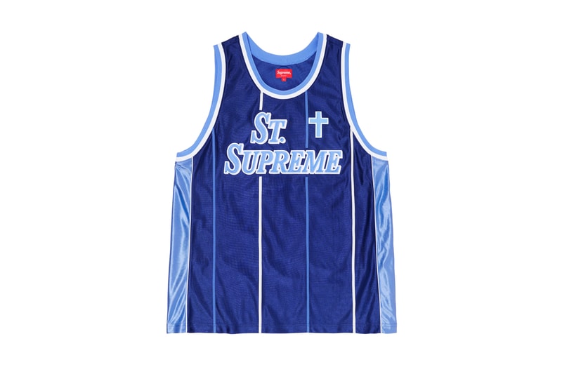 シュプリーム Supreme 2020年春夏コレクション トップス 2019年9月に亡くなったアメリカ人アーティスト Daniel Johnston（ダニエル・ジョンストン）のイラストが全面にプリントされた半袖シャツは、トップスの中では今季を象徴するアイテムといえる。グランジムーブメントにも多大な影響を与えた彼にオマージュを捧げたプロダクトはファンならずとも手に入れておきたいところ。Che Guevara（チェ・ゲバラ）のイラストが全面に配されたシャツや、ブルーのカラーが印象的なキューバシャツなど、キューバに関連したアイテムも登場。タトゥーアーティスト、Keegan Dakkar（キーガン・ダッカー）の作品がプリントされたバスケットボール・ジャージーもユニークな仕上がり。その他にもカラフルな切り替えが施されたラガーシャツや、ニューヨークの街並みが編み込まれたニットなど、〈Supreme〉らしい独自の解釈が施されたアイテムが揃う。