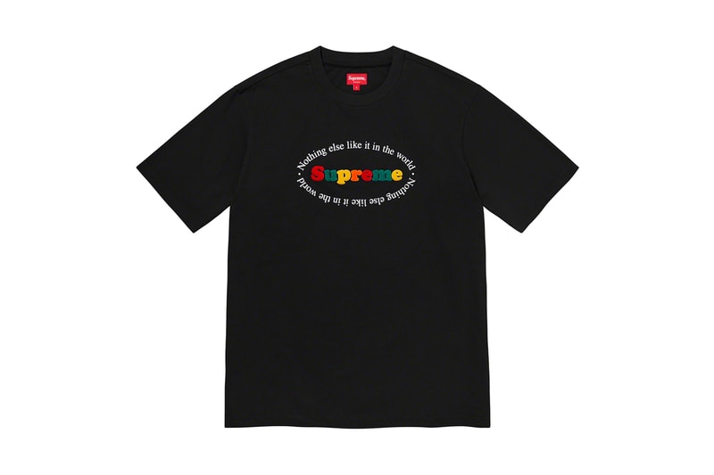 シュプリーム Supreme 2020年春夏コレクション トップス 2019年9月に亡くなったアメリカ人アーティスト Daniel Johnston（ダニエル・ジョンストン）のイラストが全面にプリントされた半袖シャツは、トップスの中では今季を象徴するアイテムといえる。グランジムーブメントにも多大な影響を与えた彼にオマージュを捧げたプロダクトはファンならずとも手に入れておきたいところ。Che Guevara（チェ・ゲバラ）のイラストが全面に配されたシャツや、ブルーのカラーが印象的なキューバシャツなど、キューバに関連したアイテムも登場。タトゥーアーティスト、Keegan Dakkar（キーガン・ダッカー）の作品がプリントされたバスケットボール・ジャージーもユニークな仕上がり。その他にもカラフルな切り替えが施されたラガーシャツや、ニューヨークの街並みが編み込まれたニットなど、〈Supreme〉らしい独自の解釈が施されたアイテムが揃う。
