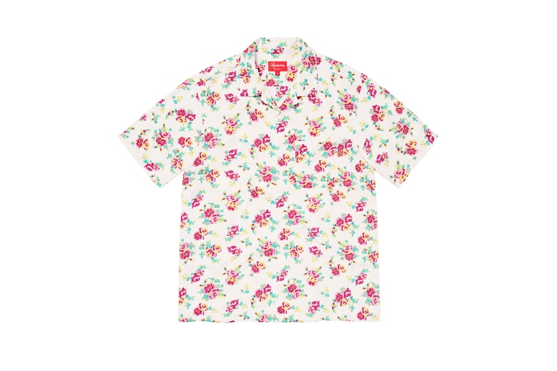 シュプリーム Supreme 2020年春夏コレクション トップス 2019年9月に亡くなったアメリカ人アーティスト Daniel Johnston（ダニエル・ジョンストン）のイラストが全面にプリントされた半袖シャツは、トップスの中では今季を象徴するアイテムといえる。グランジムーブメントにも多大な影響を与えた彼にオマージュを捧げたプロダクトはファンならずとも手に入れておきたいところ。Che Guevara（チェ・ゲバラ）のイラストが全面に配されたシャツや、ブルーのカラーが印象的なキューバシャツなど、キューバに関連したアイテムも登場。タトゥーアーティスト、Keegan Dakkar（キーガン・ダッカー）の作品がプリントされたバスケットボール・ジャージーもユニークな仕上がり。その他にもカラフルな切り替えが施されたラガーシャツや、ニューヨークの街並みが編み込まれたニットなど、〈Supreme〉らしい独自の解釈が施されたアイテムが揃う。