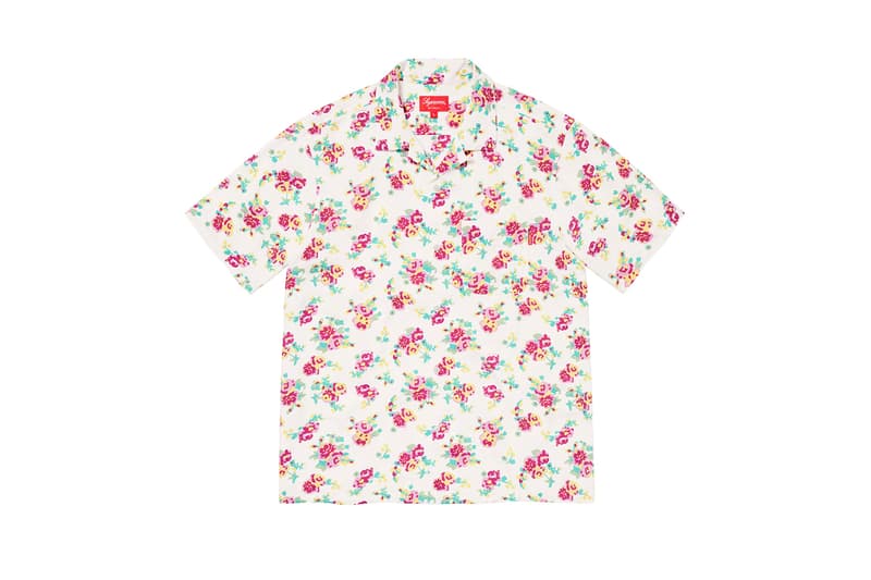 シュプリーム Supreme 2020年春夏コレクション トップス 2019年9月に亡くなったアメリカ人アーティスト Daniel Johnston(ダニエル・ジョンストン)のイラストが全面にプリントされた半袖シャツは、トップスの中では今季を象徴するアイテムといえる。グランジムーブメントにも多大な影響を与えた彼にオマージュを捧げたプロダクトはファンならずとも手に入れておきたいところ。Che Guevara(チェ・ゲバラ)のイラストが全面に配されたシャツや、ブルーのカラーが印象的なキューバシャツなど、キューバに関連したアイテムも登場。タトゥーアーティスト、Keegan Dakkar(キーガン・ダッカー)の作品がプリントされたバスケットボール・ジャージーもユニークな仕上がり。その他にもカラフルな切り替えが施されたラガーシャツや、ニューヨークの街並みが編み込まれたニットなど、〈Supreme〉らしい独自の解釈が施されたアイテムが揃う。