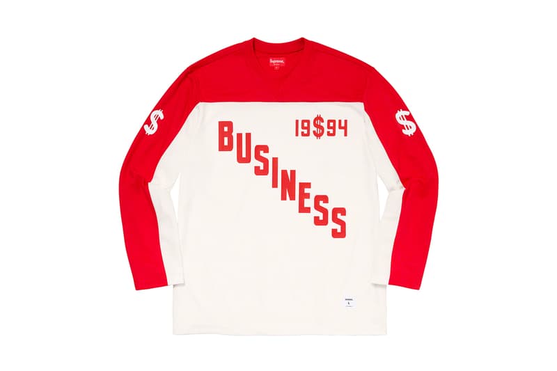 シュプリーム Supreme 2020年春夏コレクション トップス 2019年9月に亡くなったアメリカ人アーティスト Daniel Johnston（ダニエル・ジョンストン）のイラストが全面にプリントされた半袖シャツは、トップスの中では今季を象徴するアイテムといえる。グランジムーブメントにも多大な影響を与えた彼にオマージュを捧げたプロダクトはファンならずとも手に入れておきたいところ。Che Guevara（チェ・ゲバラ）のイラストが全面に配されたシャツや、ブルーのカラーが印象的なキューバシャツなど、キューバに関連したアイテムも登場。タトゥーアーティスト、Keegan Dakkar（キーガン・ダッカー）の作品がプリントされたバスケットボール・ジャージーもユニークな仕上がり。その他にもカラフルな切り替えが施されたラガーシャツや、ニューヨークの街並みが編み込まれたニットなど、〈Supreme〉らしい独自の解釈が施されたアイテムが揃う。