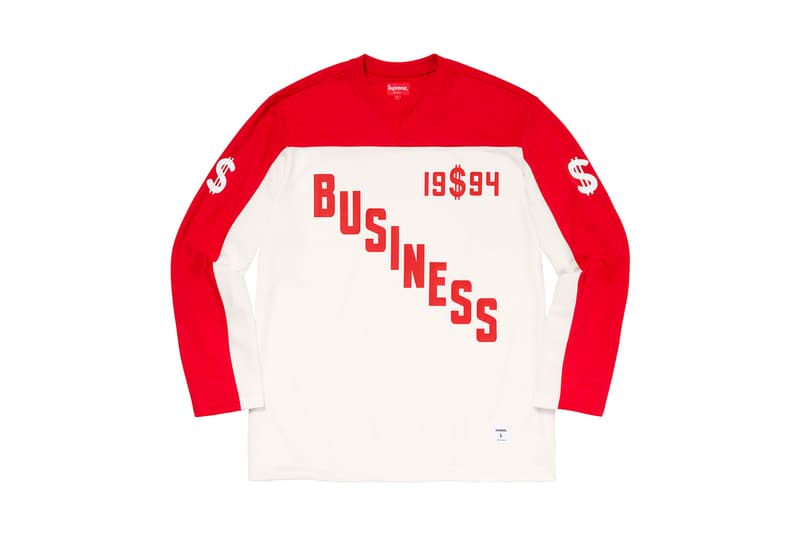 シュプリーム Supreme 2020年春夏コレクション トップス 2019年9月に亡くなったアメリカ人アーティスト Daniel Johnston(ダニエル・ジョンストン)のイラストが全面にプリントされた半袖シャツは、トップスの中では今季を象徴するアイテムといえる。グランジムーブメントにも多大な影響を与えた彼にオマージュを捧げたプロダクトはファンならずとも手に入れておきたいところ。Che Guevara(チェ・ゲバラ)のイラストが全面に配されたシャツや、ブルーのカラーが印象的なキューバシャツなど、キューバに関連したアイテムも登場。タトゥーアーティスト、Keegan Dakkar(キーガン・ダッカー)の作品がプリントされたバスケットボール・ジャージーもユニークな仕上がり。その他にもカラフルな切り替えが施されたラガーシャツや、ニューヨークの街並みが編み込まれたニットなど、〈Supreme〉らしい独自の解釈が施されたアイテムが揃う。