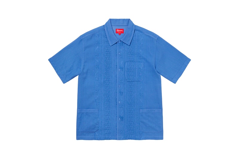 シュプリーム Supreme 2020年春夏コレクション トップス 2019年9月に亡くなったアメリカ人アーティスト Daniel Johnston（ダニエル・ジョンストン）のイラストが全面にプリントされた半袖シャツは、トップスの中では今季を象徴するアイテムといえる。グランジムーブメントにも多大な影響を与えた彼にオマージュを捧げたプロダクトはファンならずとも手に入れておきたいところ。Che Guevara（チェ・ゲバラ）のイラストが全面に配されたシャツや、ブルーのカラーが印象的なキューバシャツなど、キューバに関連したアイテムも登場。タトゥーアーティスト、Keegan Dakkar（キーガン・ダッカー）の作品がプリントされたバスケットボール・ジャージーもユニークな仕上がり。その他にもカラフルな切り替えが施されたラガーシャツや、ニューヨークの街並みが編み込まれたニットなど、〈Supreme〉らしい独自の解釈が施されたアイテムが揃う。