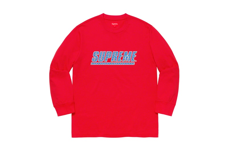 シュプリーム Supreme 2020年春夏コレクション トップス 2019年9月に亡くなったアメリカ人アーティスト Daniel Johnston（ダニエル・ジョンストン）のイラストが全面にプリントされた半袖シャツは、トップスの中では今季を象徴するアイテムといえる。グランジムーブメントにも多大な影響を与えた彼にオマージュを捧げたプロダクトはファンならずとも手に入れておきたいところ。Che Guevara（チェ・ゲバラ）のイラストが全面に配されたシャツや、ブルーのカラーが印象的なキューバシャツなど、キューバに関連したアイテムも登場。タトゥーアーティスト、Keegan Dakkar（キーガン・ダッカー）の作品がプリントされたバスケットボール・ジャージーもユニークな仕上がり。その他にもカラフルな切り替えが施されたラガーシャツや、ニューヨークの街並みが編み込まれたニットなど、〈Supreme〉らしい独自の解釈が施されたアイテムが揃う。