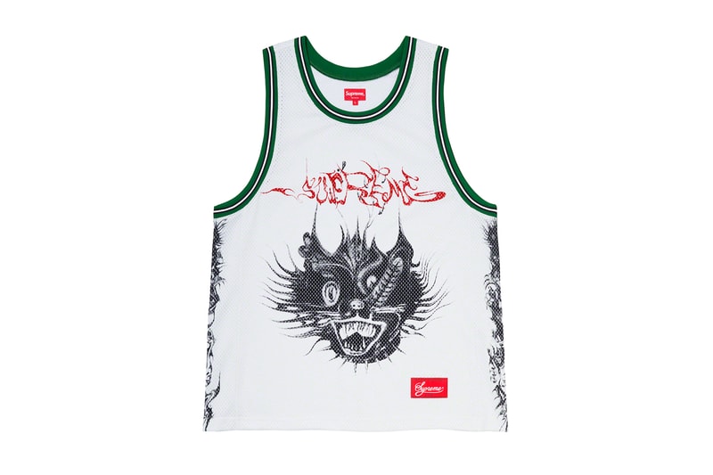 シュプリーム Supreme 2020年春夏コレクション トップス 2019年9月に亡くなったアメリカ人アーティスト Daniel Johnston（ダニエル・ジョンストン）のイラストが全面にプリントされた半袖シャツは、トップスの中では今季を象徴するアイテムといえる。グランジムーブメントにも多大な影響を与えた彼にオマージュを捧げたプロダクトはファンならずとも手に入れておきたいところ。Che Guevara（チェ・ゲバラ）のイラストが全面に配されたシャツや、ブルーのカラーが印象的なキューバシャツなど、キューバに関連したアイテムも登場。タトゥーアーティスト、Keegan Dakkar（キーガン・ダッカー）の作品がプリントされたバスケットボール・ジャージーもユニークな仕上がり。その他にもカラフルな切り替えが施されたラガーシャツや、ニューヨークの街並みが編み込まれたニットなど、〈Supreme〉らしい独自の解釈が施されたアイテムが揃う。