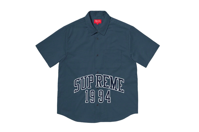 シュプリーム Supreme 2020年春夏コレクション トップス 2019年9月に亡くなったアメリカ人アーティスト Daniel Johnston（ダニエル・ジョンストン）のイラストが全面にプリントされた半袖シャツは、トップスの中では今季を象徴するアイテムといえる。グランジムーブメントにも多大な影響を与えた彼にオマージュを捧げたプロダクトはファンならずとも手に入れておきたいところ。Che Guevara（チェ・ゲバラ）のイラストが全面に配されたシャツや、ブルーのカラーが印象的なキューバシャツなど、キューバに関連したアイテムも登場。タトゥーアーティスト、Keegan Dakkar（キーガン・ダッカー）の作品がプリントされたバスケットボール・ジャージーもユニークな仕上がり。その他にもカラフルな切り替えが施されたラガーシャツや、ニューヨークの街並みが編み込まれたニットなど、〈Supreme〉らしい独自の解釈が施されたアイテムが揃う。