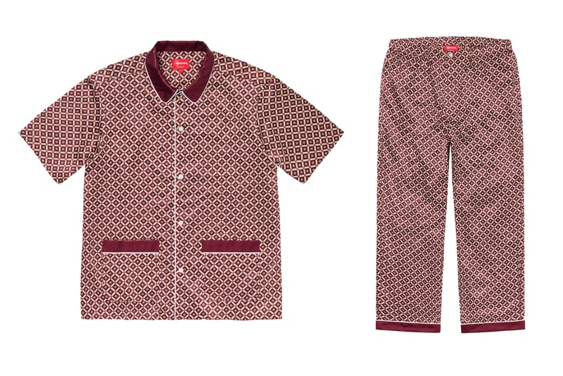 シュプリーム Supreme 2020年春夏コレクション トップス 2019年9月に亡くなったアメリカ人アーティスト Daniel Johnston（ダニエル・ジョンストン）のイラストが全面にプリントされた半袖シャツは、トップスの中では今季を象徴するアイテムといえる。グランジムーブメントにも多大な影響を与えた彼にオマージュを捧げたプロダクトはファンならずとも手に入れておきたいところ。Che Guevara（チェ・ゲバラ）のイラストが全面に配されたシャツや、ブルーのカラーが印象的なキューバシャツなど、キューバに関連したアイテムも登場。タトゥーアーティスト、Keegan Dakkar（キーガン・ダッカー）の作品がプリントされたバスケットボール・ジャージーもユニークな仕上がり。その他にもカラフルな切り替えが施されたラガーシャツや、ニューヨークの街並みが編み込まれたニットなど、〈Supreme〉らしい独自の解釈が施されたアイテムが揃う。