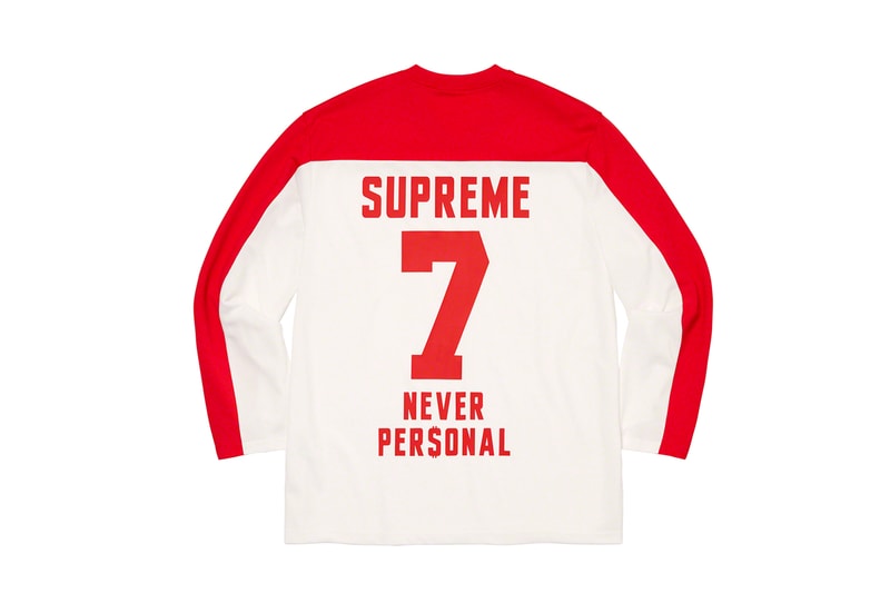シュプリーム Supreme 2020年春夏コレクション トップス 2019年9月に亡くなったアメリカ人アーティスト Daniel Johnston（ダニエル・ジョンストン）のイラストが全面にプリントされた半袖シャツは、トップスの中では今季を象徴するアイテムといえる。グランジムーブメントにも多大な影響を与えた彼にオマージュを捧げたプロダクトはファンならずとも手に入れておきたいところ。Che Guevara（チェ・ゲバラ）のイラストが全面に配されたシャツや、ブルーのカラーが印象的なキューバシャツなど、キューバに関連したアイテムも登場。タトゥーアーティスト、Keegan Dakkar（キーガン・ダッカー）の作品がプリントされたバスケットボール・ジャージーもユニークな仕上がり。その他にもカラフルな切り替えが施されたラガーシャツや、ニューヨークの街並みが編み込まれたニットなど、〈Supreme〉らしい独自の解釈が施されたアイテムが揃う。
