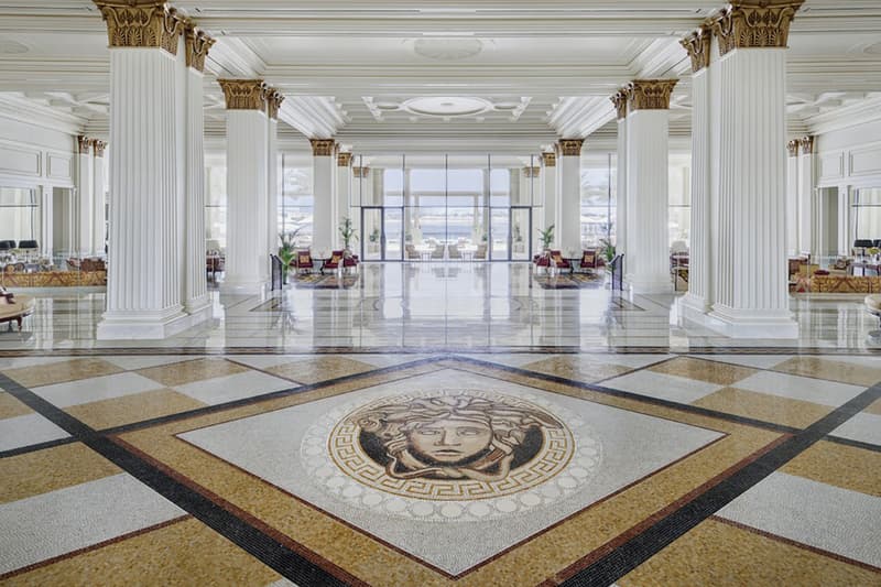 ヴェルサーチェ Versace が新型コロナウイルスの救済活動を支援するために100万元を寄付 Versace Donates Fight Against Coronavirus relief efforts medical supplies luxury fashion store closures capri holdings michael kors jimmy choo china wuhan sales decline global epidemic