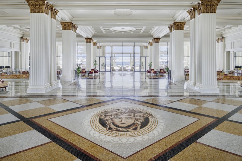 ヴェルサーチェ Versace が新型コロナウイルスの救済活動を支援するために100万元を寄付 Versace Donates Fight Against Coronavirus relief efforts medical supplies luxury fashion store closures capri holdings michael kors jimmy choo china wuhan sales decline global epidemic