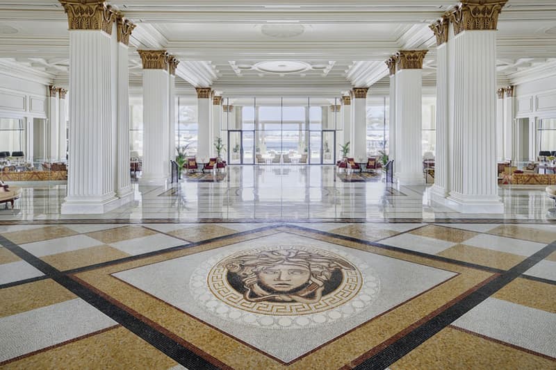 ヴェルサーチェ Versace が新型コロナウイルスの救済活動を支援するために100万元を寄付 Versace Donates Fight Against Coronavirus relief efforts medical supplies luxury fashion store closures capri holdings michael kors jimmy choo china wuhan sales decline global epidemic