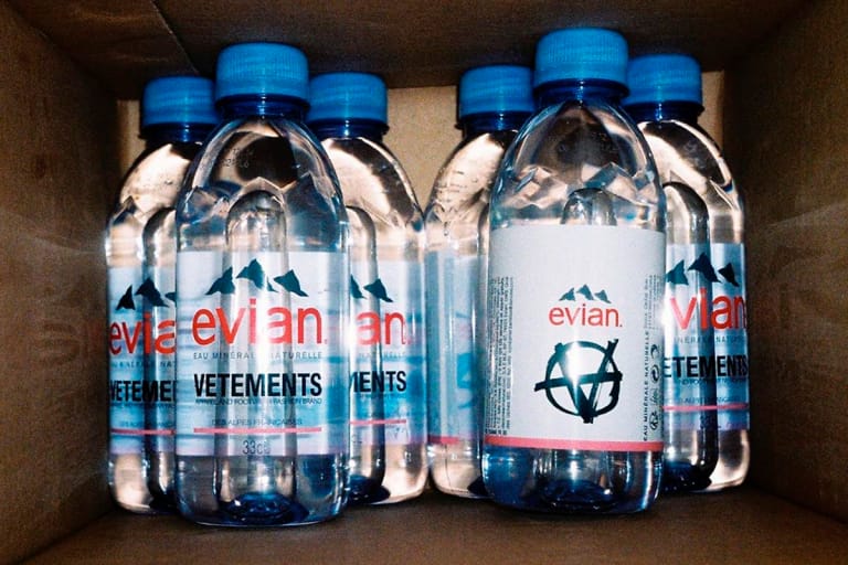 Vetements が evian とのコラボレートによるボトルを公開