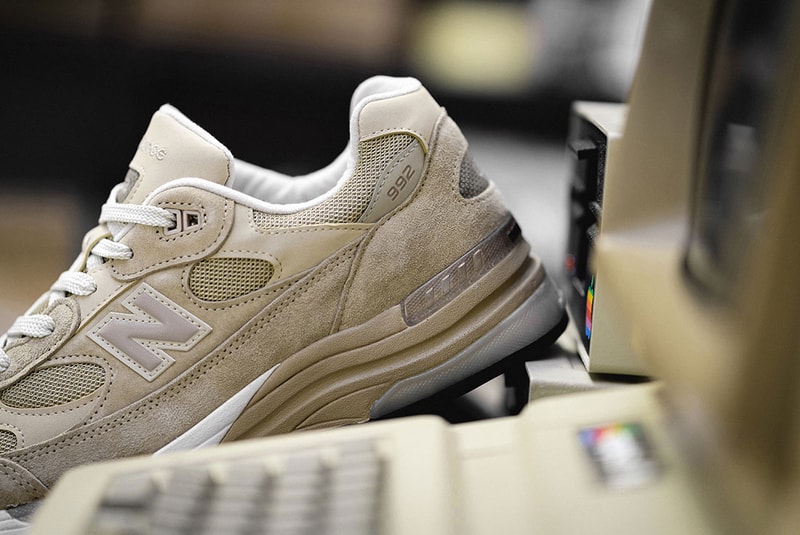 New Balance 992の復刻版が 43einhalb のエディトリアルに登場 43einhalb steve jobs apple new balance 992 one more thing editorial grey tan release date info photos price