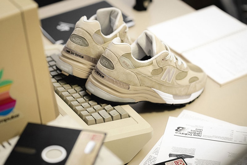 New Balance 992の復刻版が 43einhalb のエディトリアルに登場 43einhalb steve jobs apple new balance 992 one more thing editorial grey tan release date info photos price