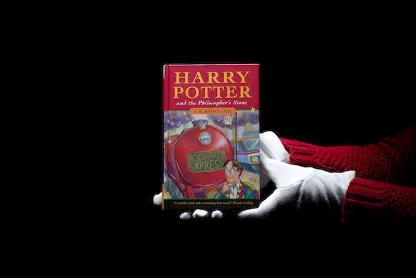 J・K・ローリングのサイン入り『ハリーポッターと賢者の石』初版本が1,500万円以上の価格で落札される