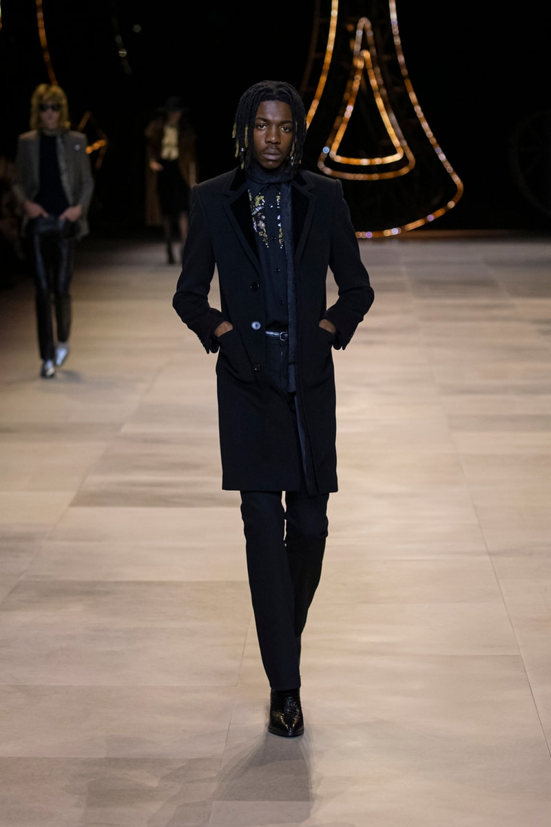 セリーヌ 2020年秋冬コレクション CELINE Fall/Winter 2020 Runway Collection Cesar Compression Project Crystals Jewelry Necklaces Pins Cuffs Vests Shirts Capes Hats Pants Ruffles Gingham Fur