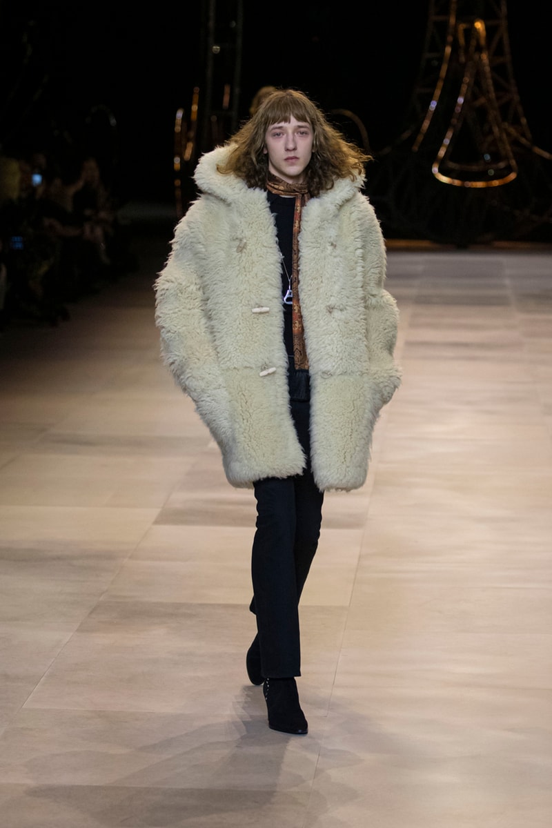 セリーヌ 2020年秋冬コレクション CELINE Fall/Winter 2020 Runway Collection Cesar Compression Project Crystals Jewelry Necklaces Pins Cuffs Vests Shirts Capes Hats Pants Ruffles Gingham Fur